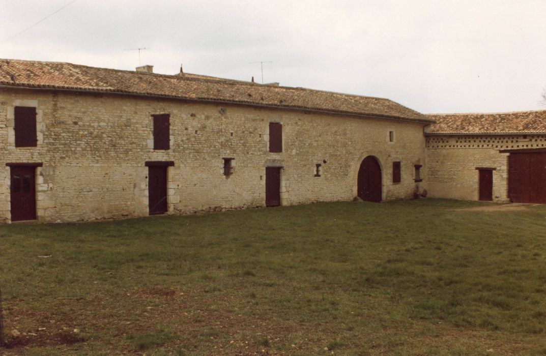 communs ouest, façade est