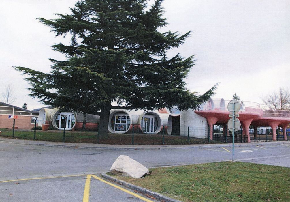 bâtiment de l’école, vue partielle