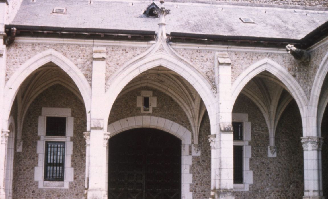 portique, porte d’accès au cellier