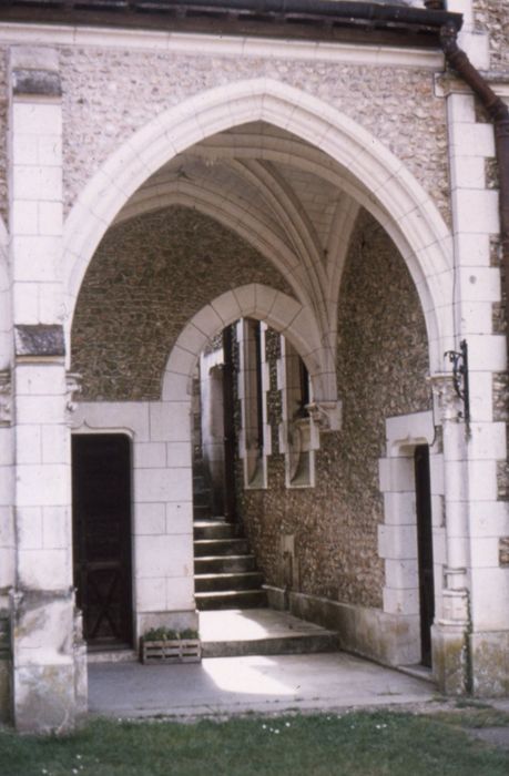 portique, escalier menant à la terrasse