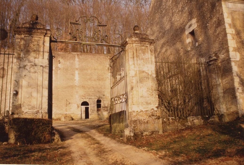 grille d’accès à la cour d’honneur