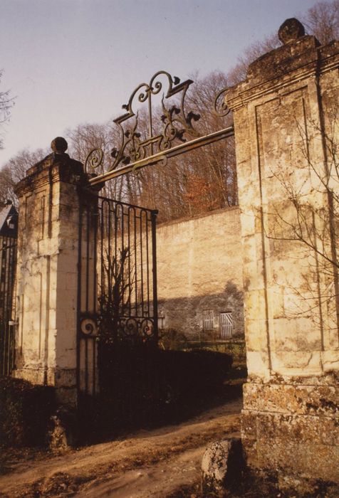 grille d’accès à la cour d’honneur