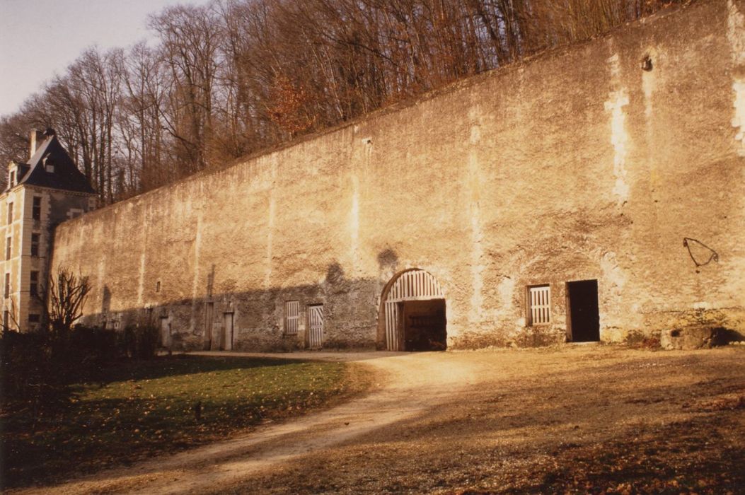 mur de terrassement abritant les salles troglodytes