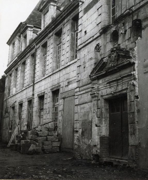 façade sur rue, vue partielle