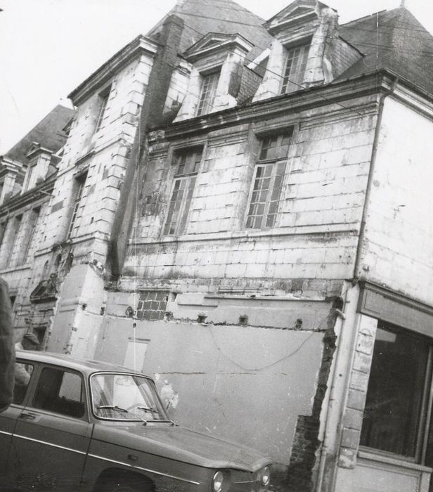 façade sur rue, vue partielle