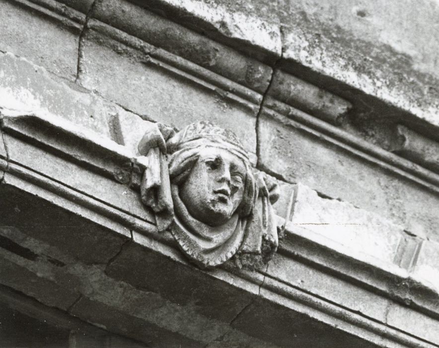 façade sur rue, détail d’une clef