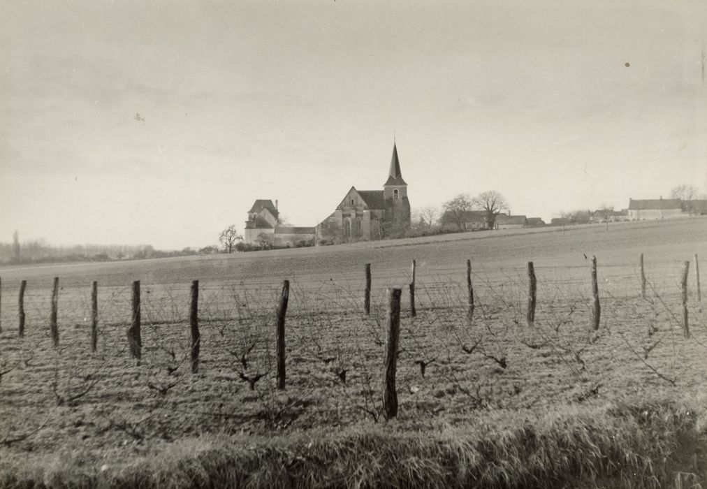 vue générale des bâtiments dans leur environnement depuis l’Est