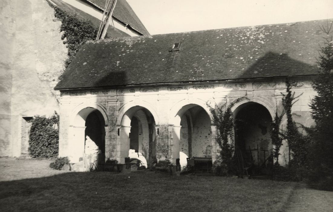 ancien cloître, galerie est, façade ouest