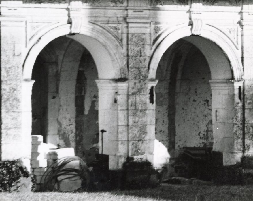 ancien cloître, galerie est, façade ouest, vue partielle