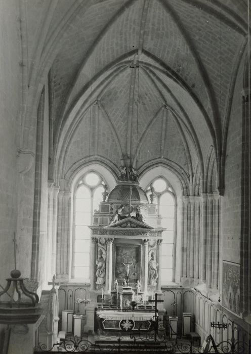 retable du maître-autel, tableau : L'Assomption de la Vierge, statues : Saint Augustin, Christ en croix, Vierge de Douleur, Saint Jean