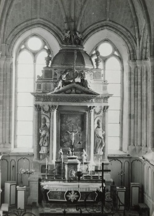 retable du maître-autel, tableau : L'Assomption de la Vierge, statues : Saint Augustin, Christ en croix, Vierge de Douleur, Saint Jean