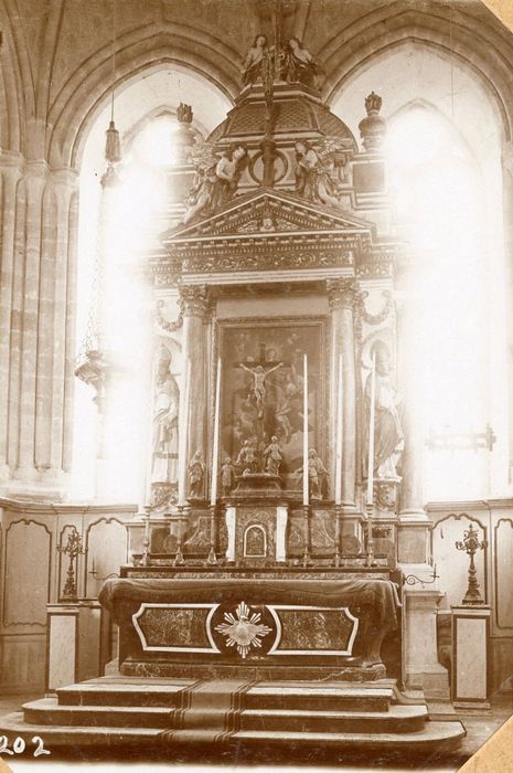 retable du maître-autel, tableau : L'Assomption de la Vierge, statues : Saint Augustin, Christ en croix, Vierge de Douleur, Saint Jean