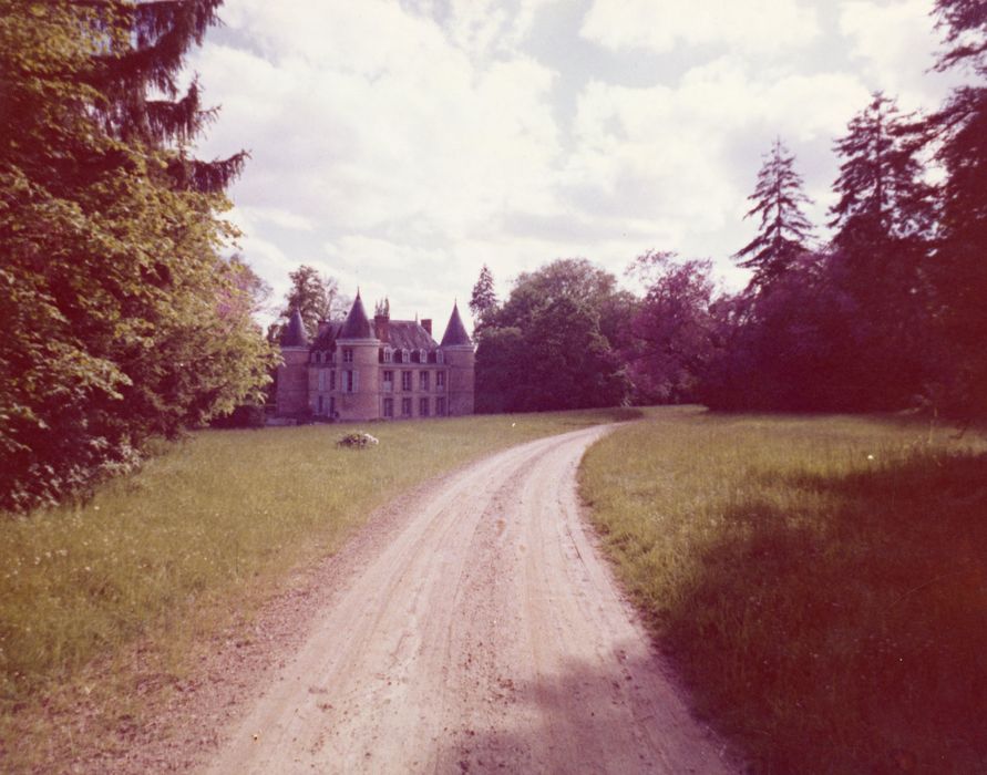 vue générale du château dans son environnement depuis le Nord-Est