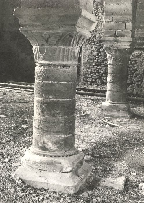 bâtiment nord, vue partielle des colonnes du rez-de-chaussée