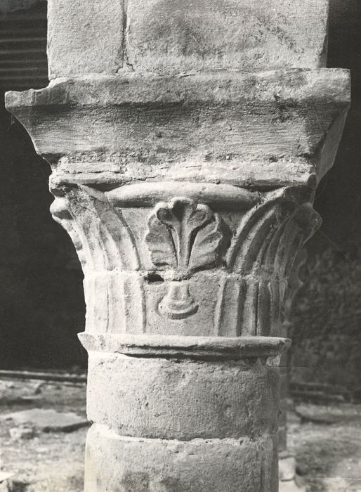 bâtiment nord, colonne du rez-de-chaussée, détail d’un chapiteau sculpté