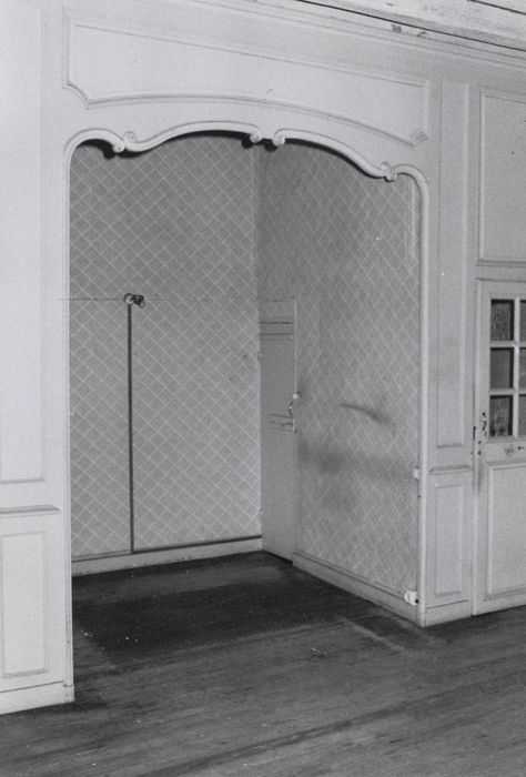 1er étage, chambre à alcôve, vue partielle des lambris de revêtement