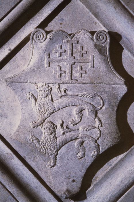 fragment d’autel, détail des armoiries de Julien de Baïf