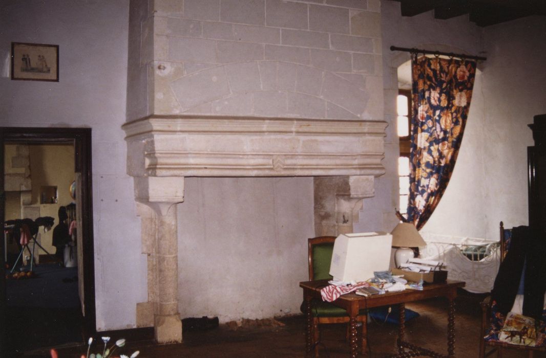 1er étage, chambre est, cheminée monumentale