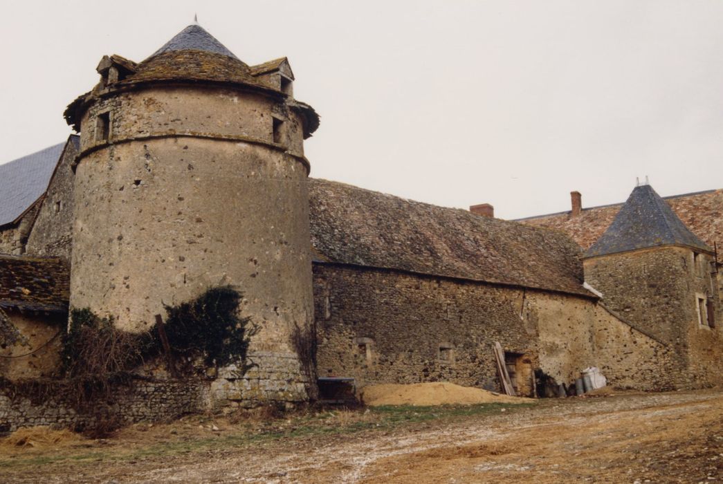 ancienne tour d’enceinte à l’angle sud-est, actuellement pigeonnier