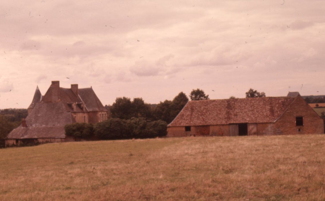 vue partielle des bâtiments dans leur environnement depuis le Nord