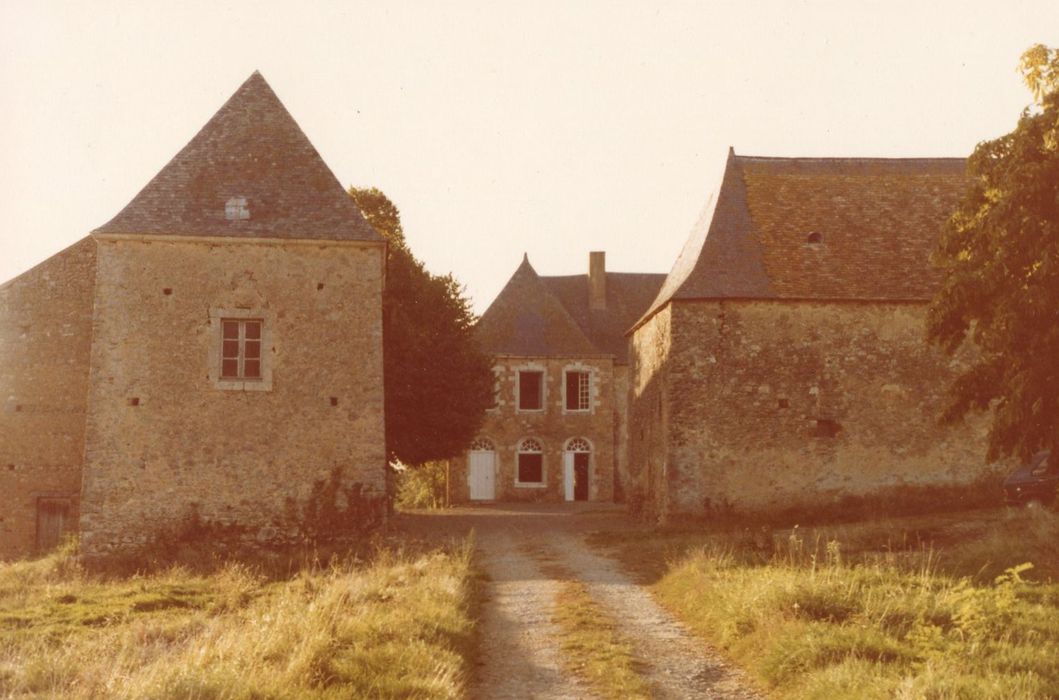 vue partielle des bâtiments depuis l’Est