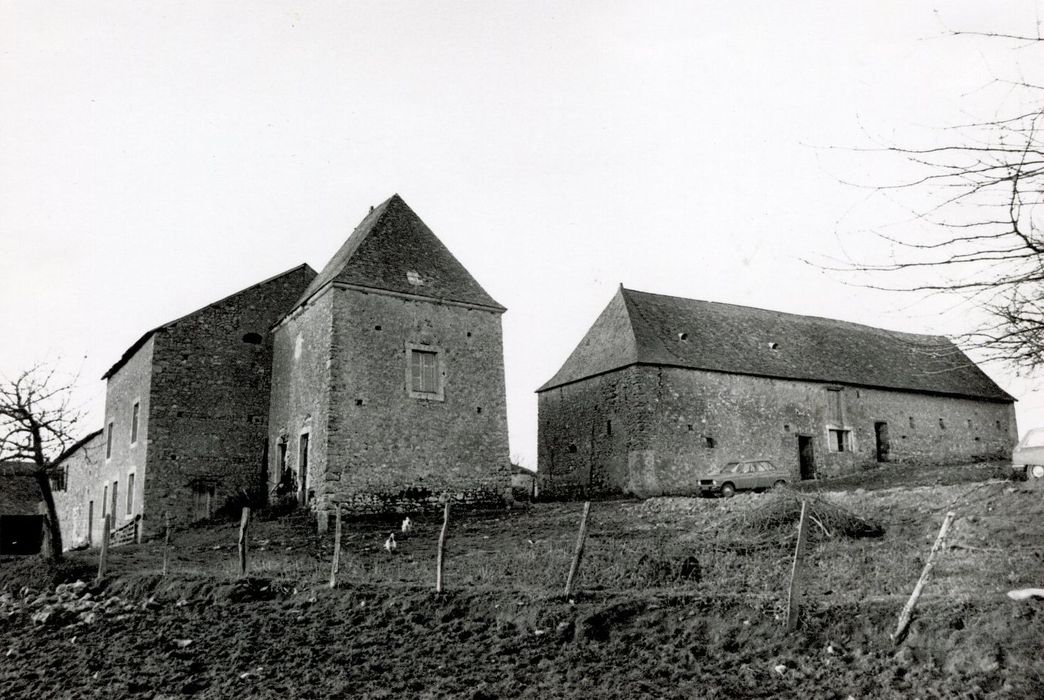 vue générale des bâtiments des communs depuis le Sud-Est