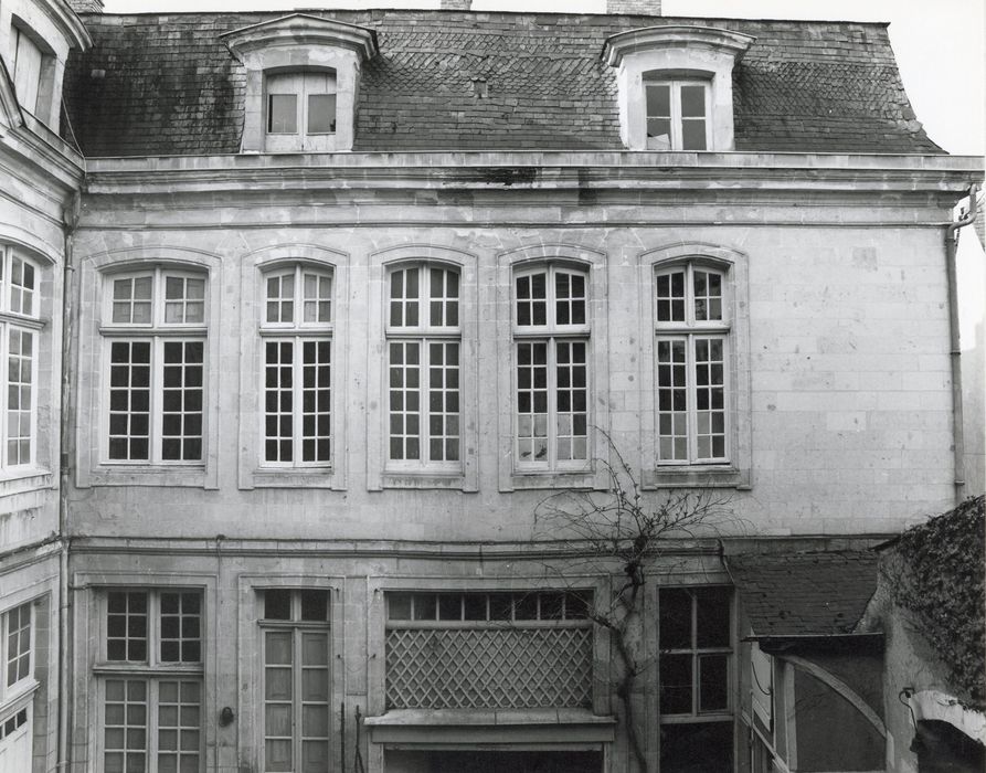 aile latérale, façade sur la cour d’honneur