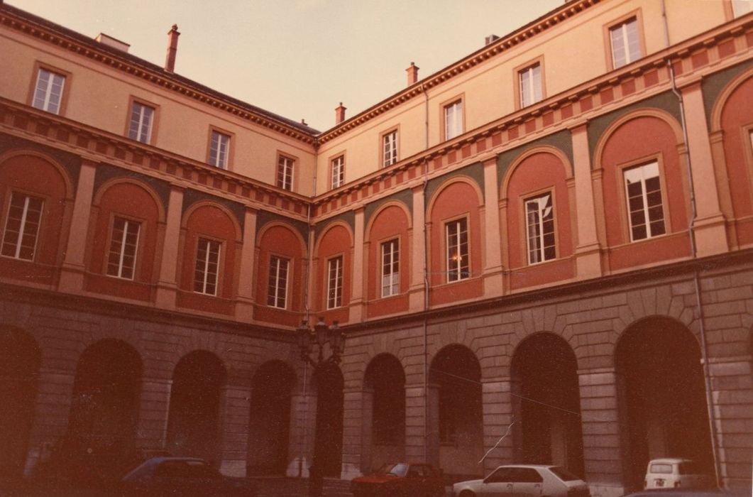 cour intérieure, vue partielle des façades