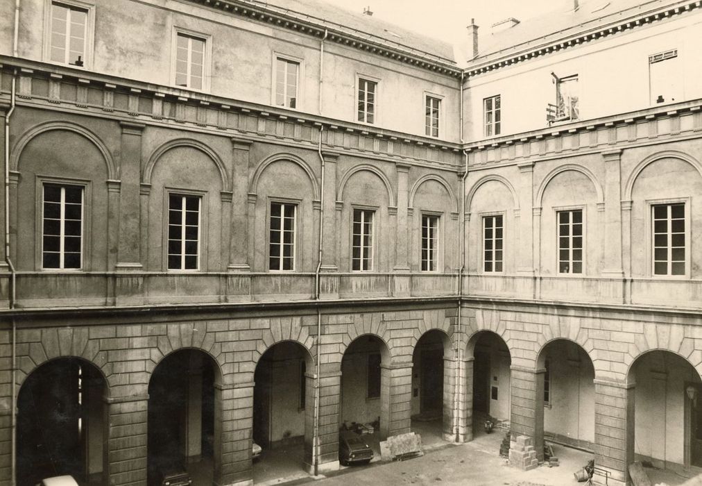 cour intérieure, vue partielle des façades