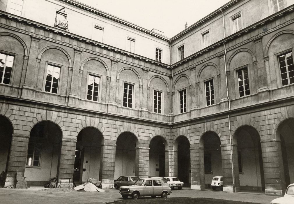 cour intérieure, vue partielle des façades