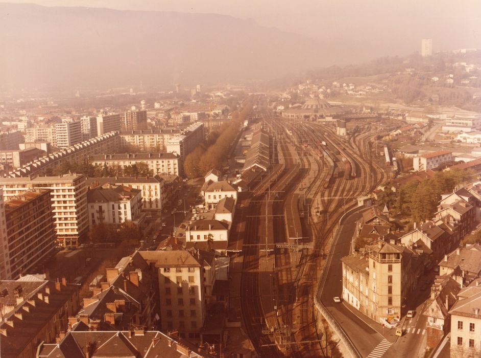 vue générale du bâtiment dans son environnement