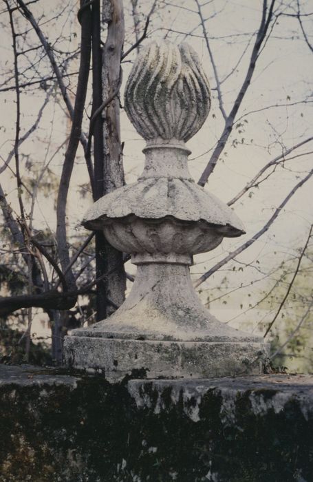 parc, détail d’un pot à feu