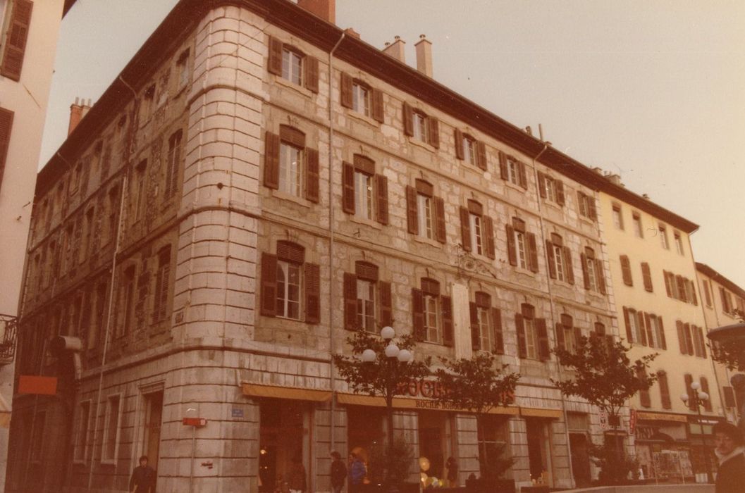 façade sur la place Saint-Léger