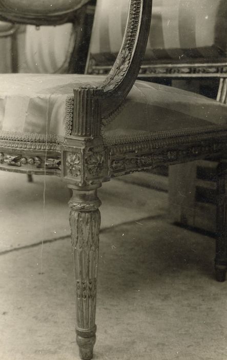 salon Louis XVI, fauteuil, détail