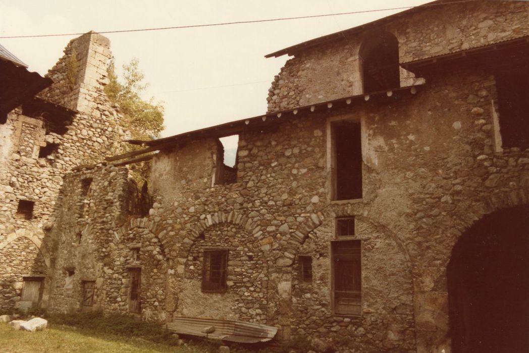 ancien cloître, vue partielle