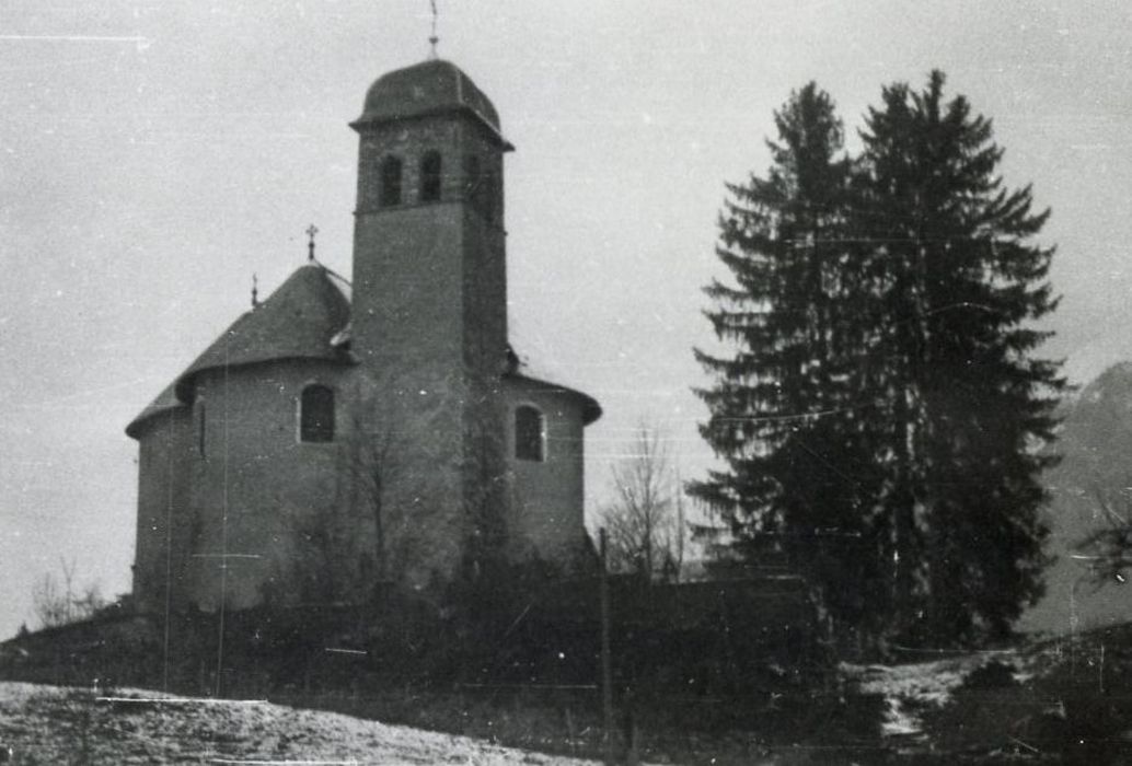 vue générale de l’église dans son environnement depuis le Sud