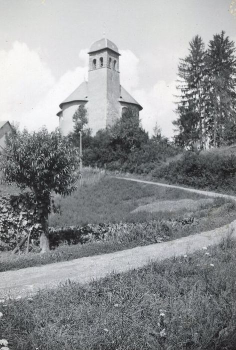 vue générale de l’église dans son environnement depuis le Sud-Est