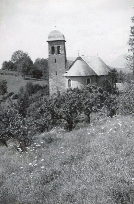 vue générale de l’église dans son environnement depuis l’Est