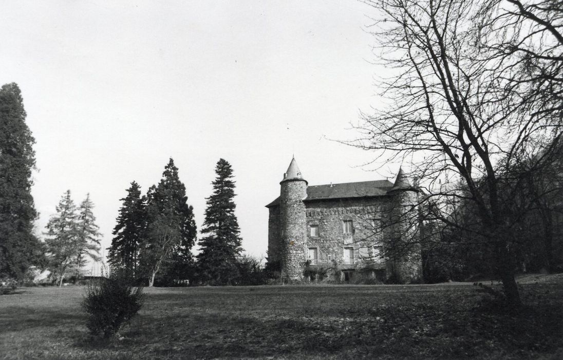 vue générale du château dans son environnement depuis l’Ouest