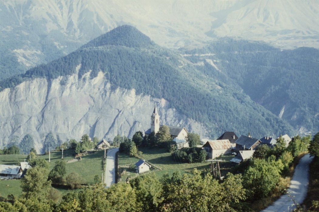 vue générale de l’église dans son environnement depuis l’Ouest