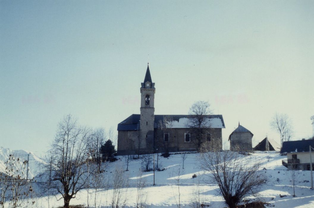 vue générale de l’église dans son environnement depuis le Nord