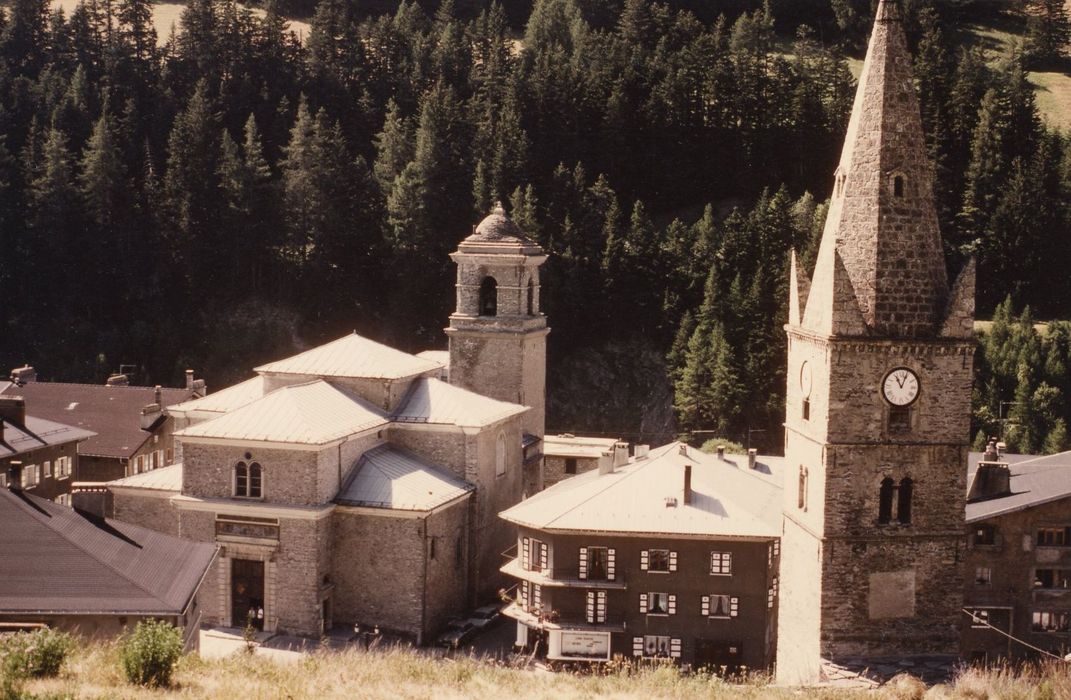 clocher de l’ancienne église au 1ère plan et église paroissiale depuis le Nord