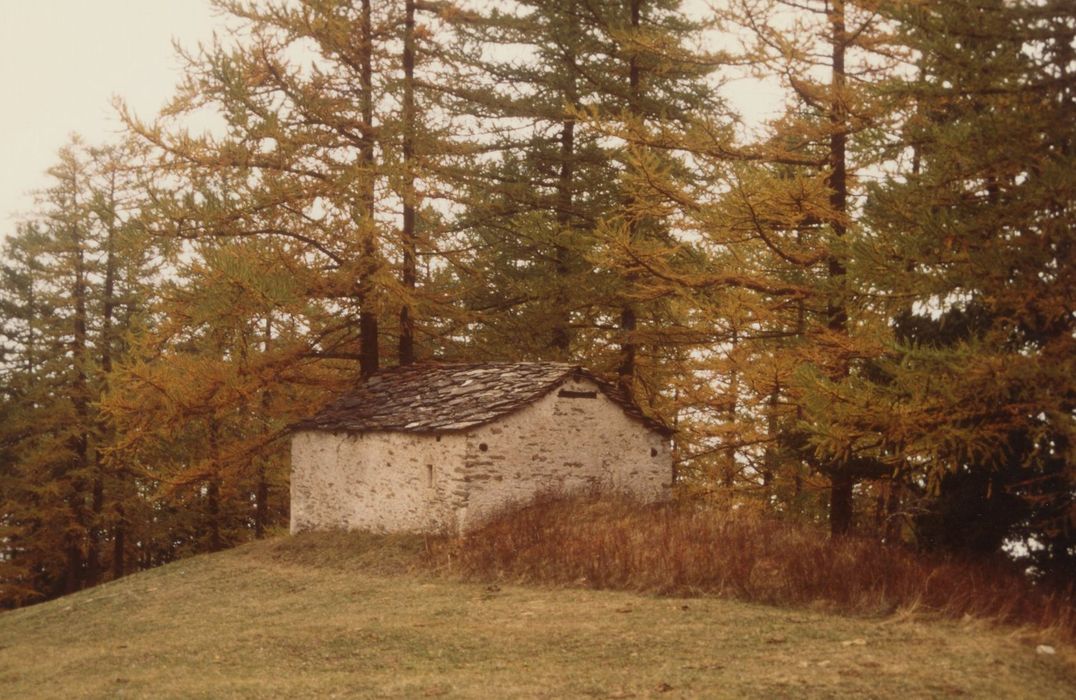 vue générale de la chapelle dans son environnement depuis le Sud-Est