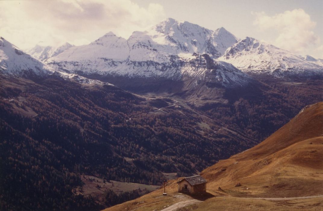 vue générale de la chapelle dans son environnement