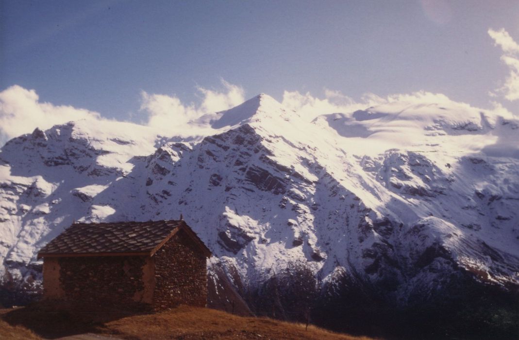 vue générale de la chapelle dans son environnement