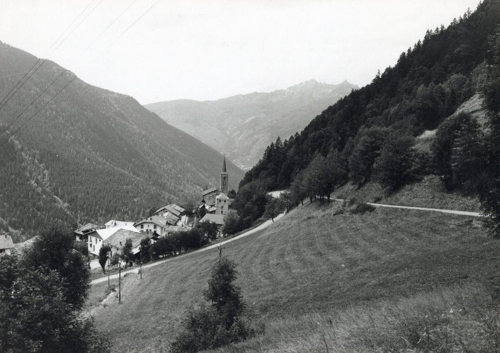 vue générale de la tour et de l’église dans son environnement depuis l’Est