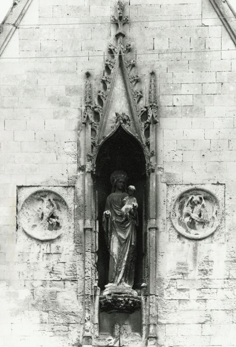 statue : Vierge à l’Enfant