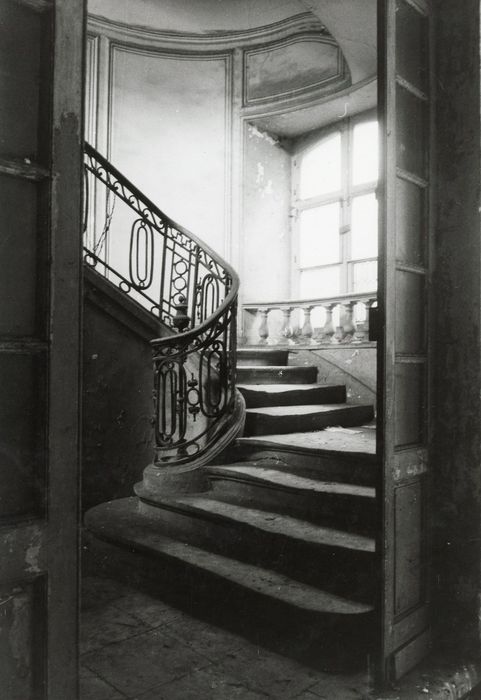 escalier principal, vue partielle