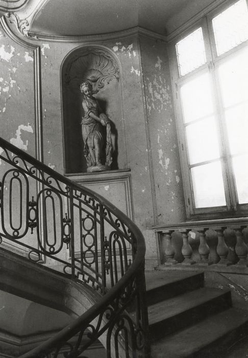 escalier principal, vue partielle