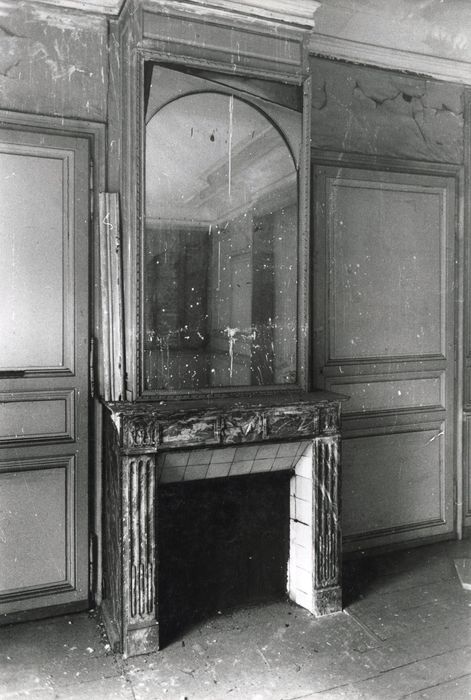 2e étage, chambre, détail de la cheminée